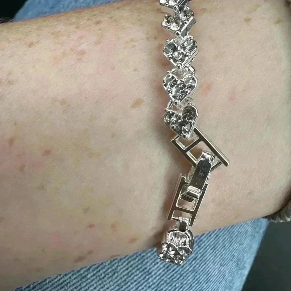 Gorgeous heart rhinestone bracelet with clasp - Picture 3 of 9